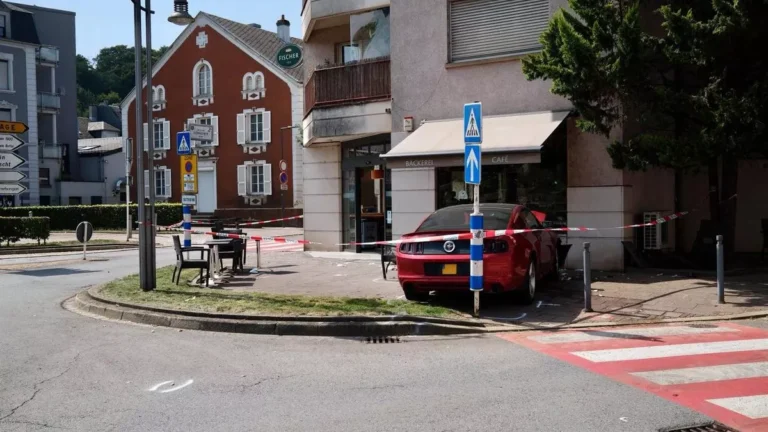 Une voiture percute une terrasse de boulangerie