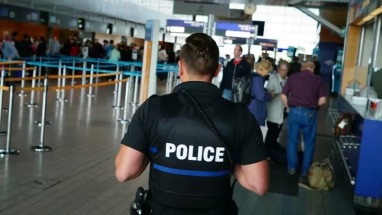 police dans l’aéroport de Luxembourg