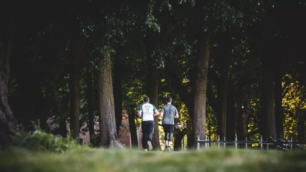 Famille s'amusant dans un parc au Luxembourg